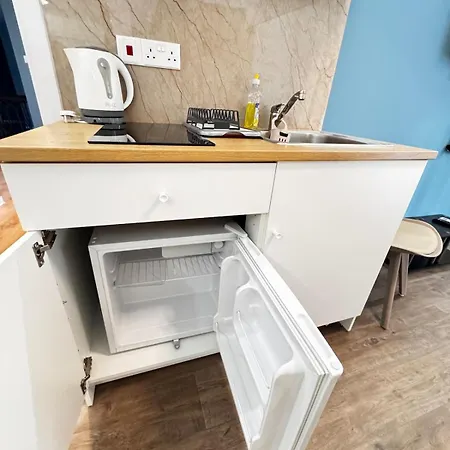 Modern 8 Private Kitchenette And Bathroom *